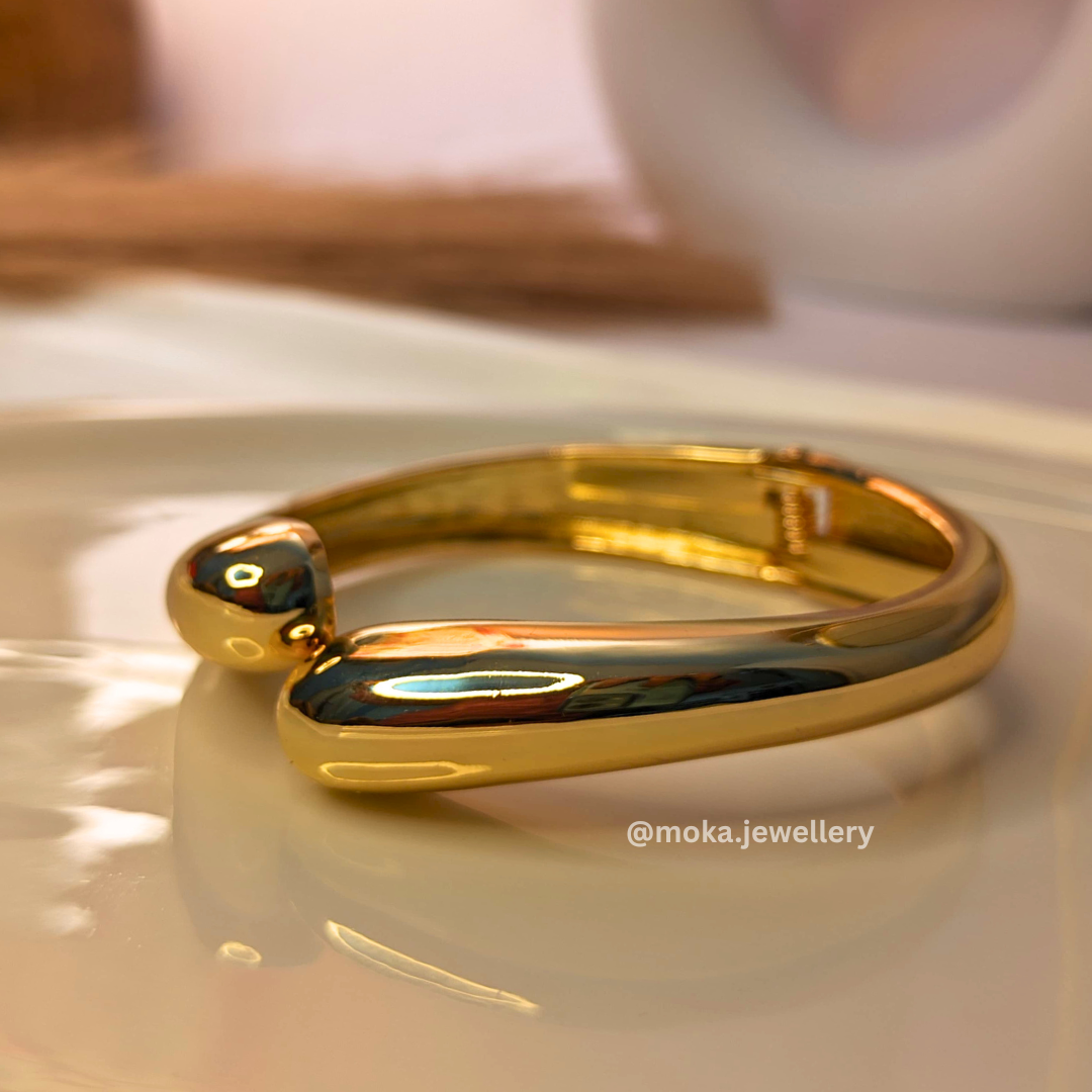 Drift Cuff – Sleek Minimalist Gold Bracelet