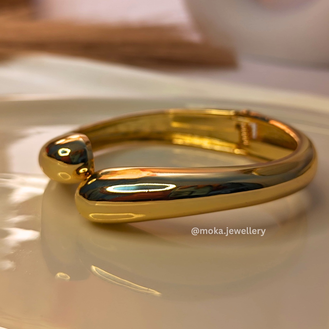 Drift Cuff – Sleek Minimalist Gold Bracelet