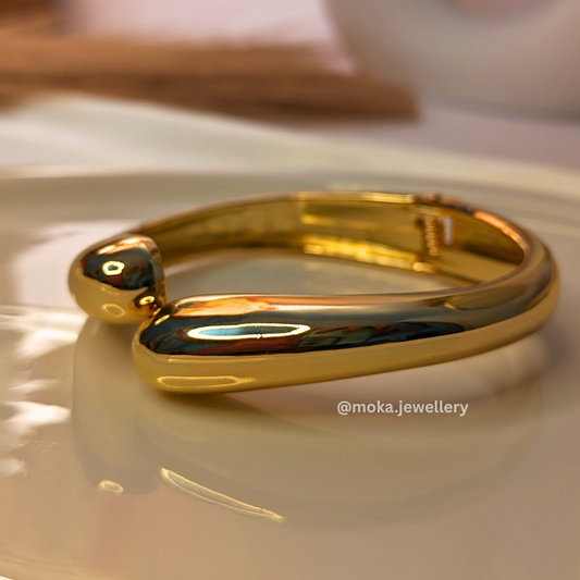 Drift Cuff – Sleek Minimalist Gold Bracelet