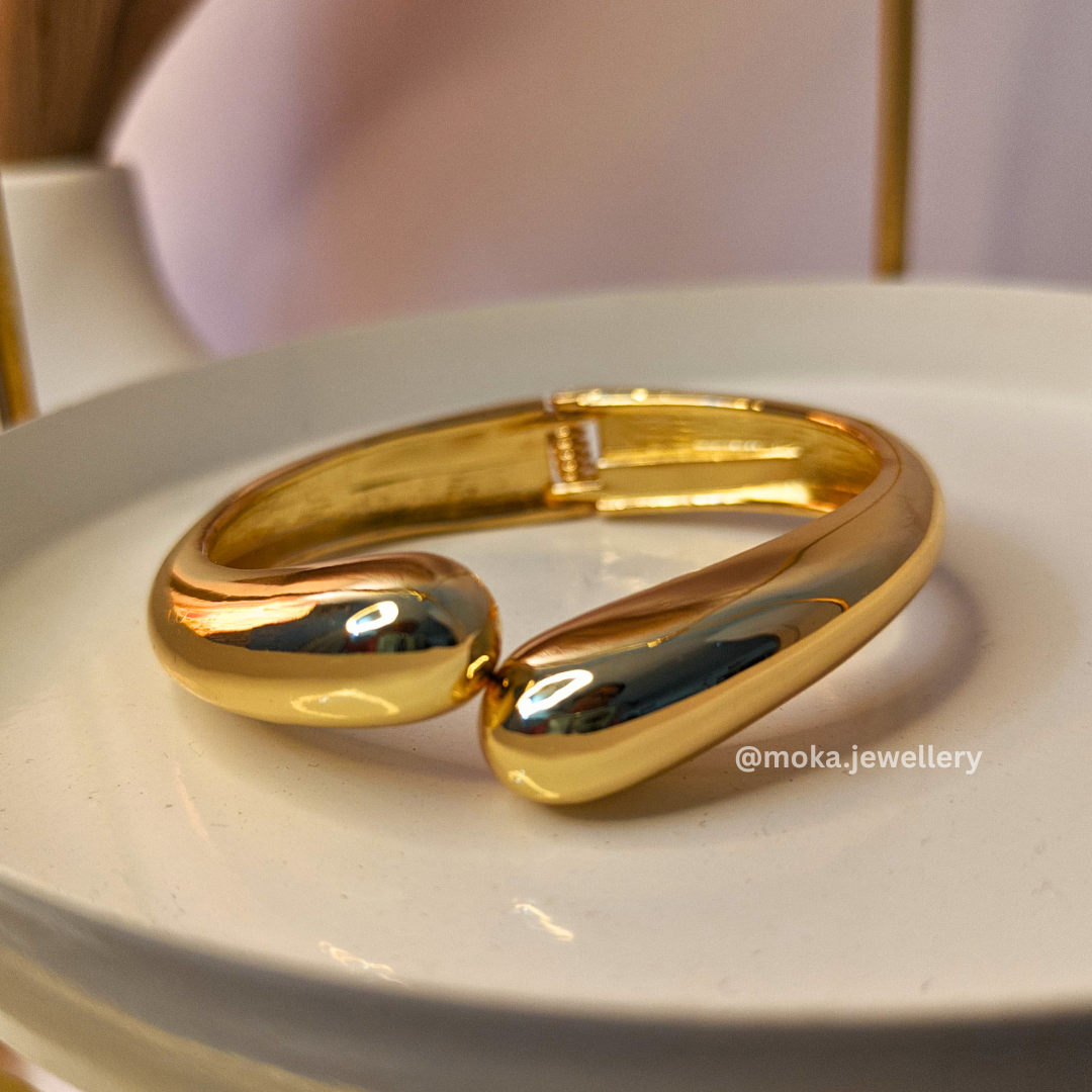Drift Cuff – Sleek Minimalist Gold Bracelet