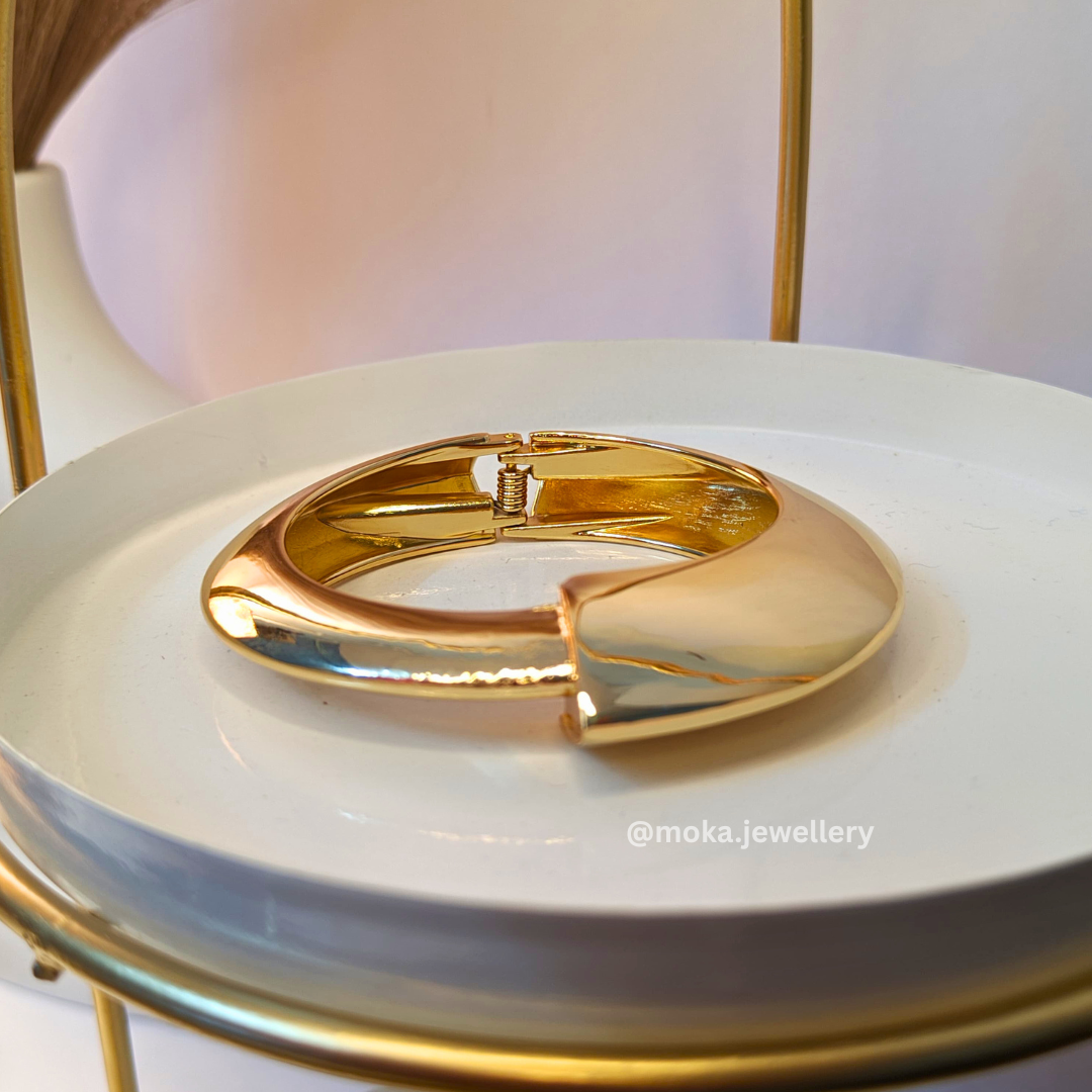 Luna Cuff – Bold Sculpted Bangle